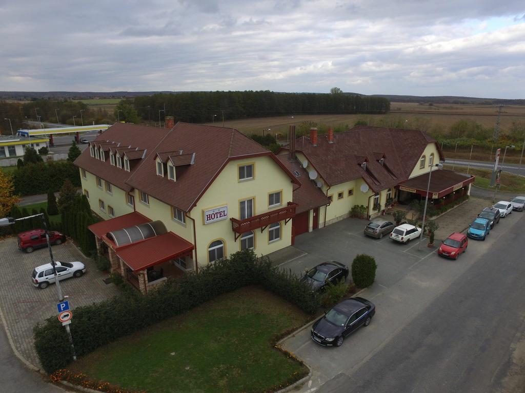 Patyi Etterem Es Hotel Bogote Exterior photo